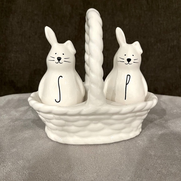 Rae Dunn bunny in basket Salt&Pepper Shakers - brand new - Picture 1 of 4